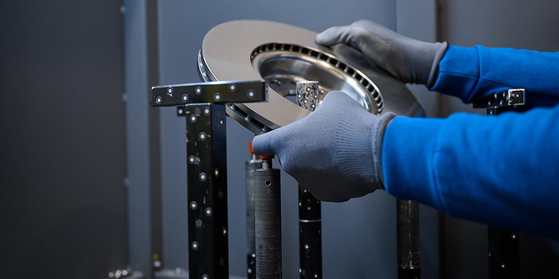 The metrologists at Breyden measure up to 190 brake discs daily with ScanBox Series 4 – deviations are transferred to production in real time.  