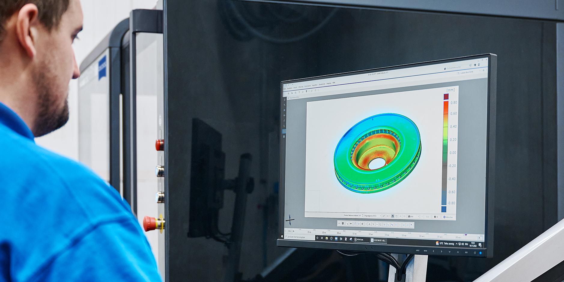 Marcel Nickel, an expert in optical metrology at Breyden, analyses GD&T tolerances of the previously digitized brake disc in the ZEISS INSPECT software. 