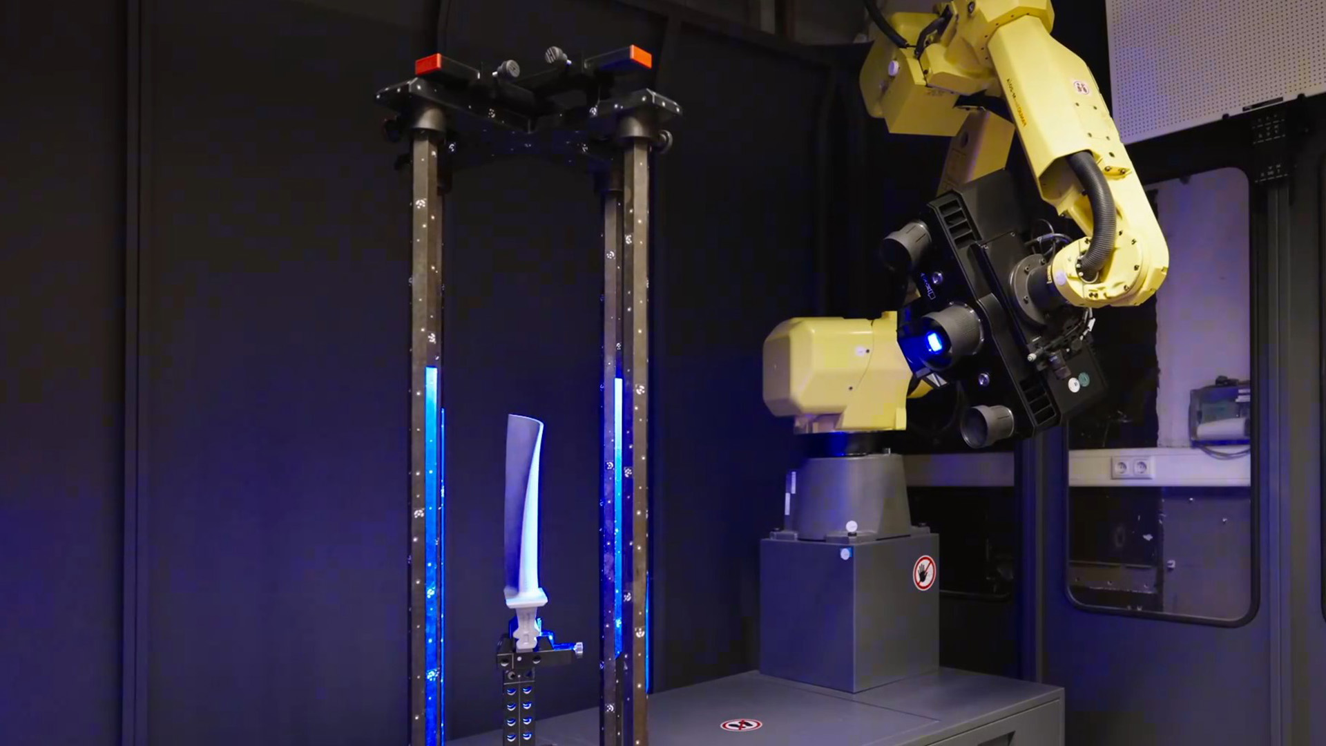 ZEISS ATOS 5 sensor automated in the ZEISS ScanBox Series 5 for precise, full-surface 3D data acquisition.  