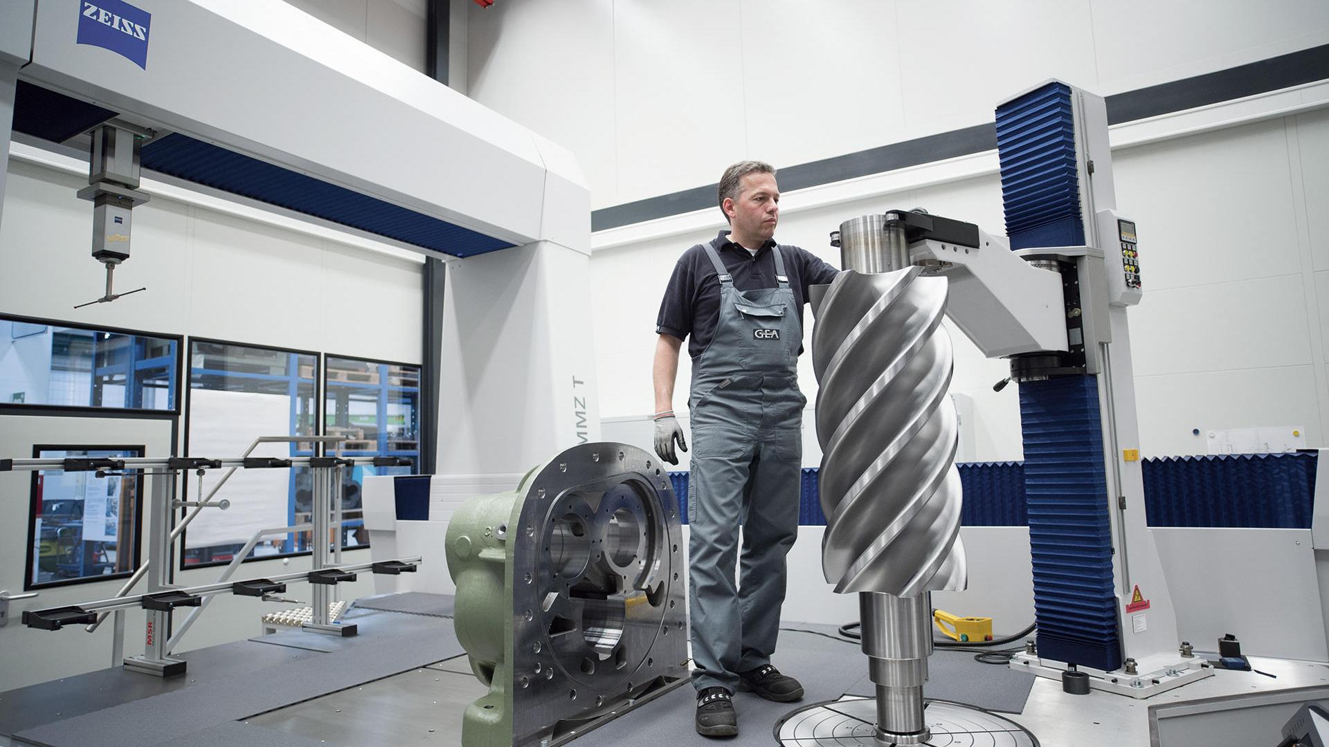 The measuring technician checks the position of the rotor on the MMZ. The tailstock developed by ZEISS for GEA Refrigeration Germany reliably holds the rotor in place on the rotary table