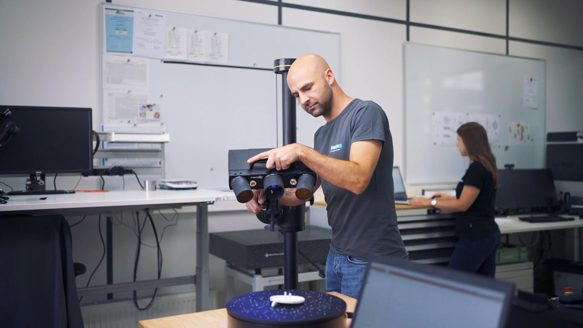 the optical metrology system and the resulting point cloud is analyzed using the ZEISS Inspect Pro evaluation software