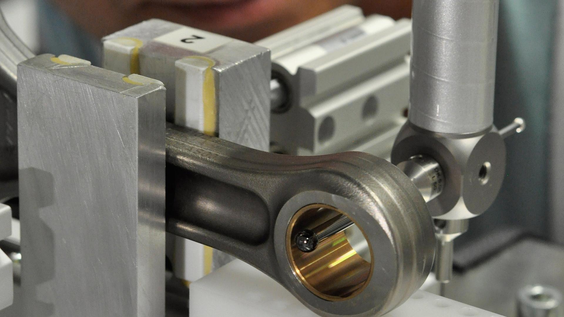 Measuring a connecting rod with a diamond-coated stylus