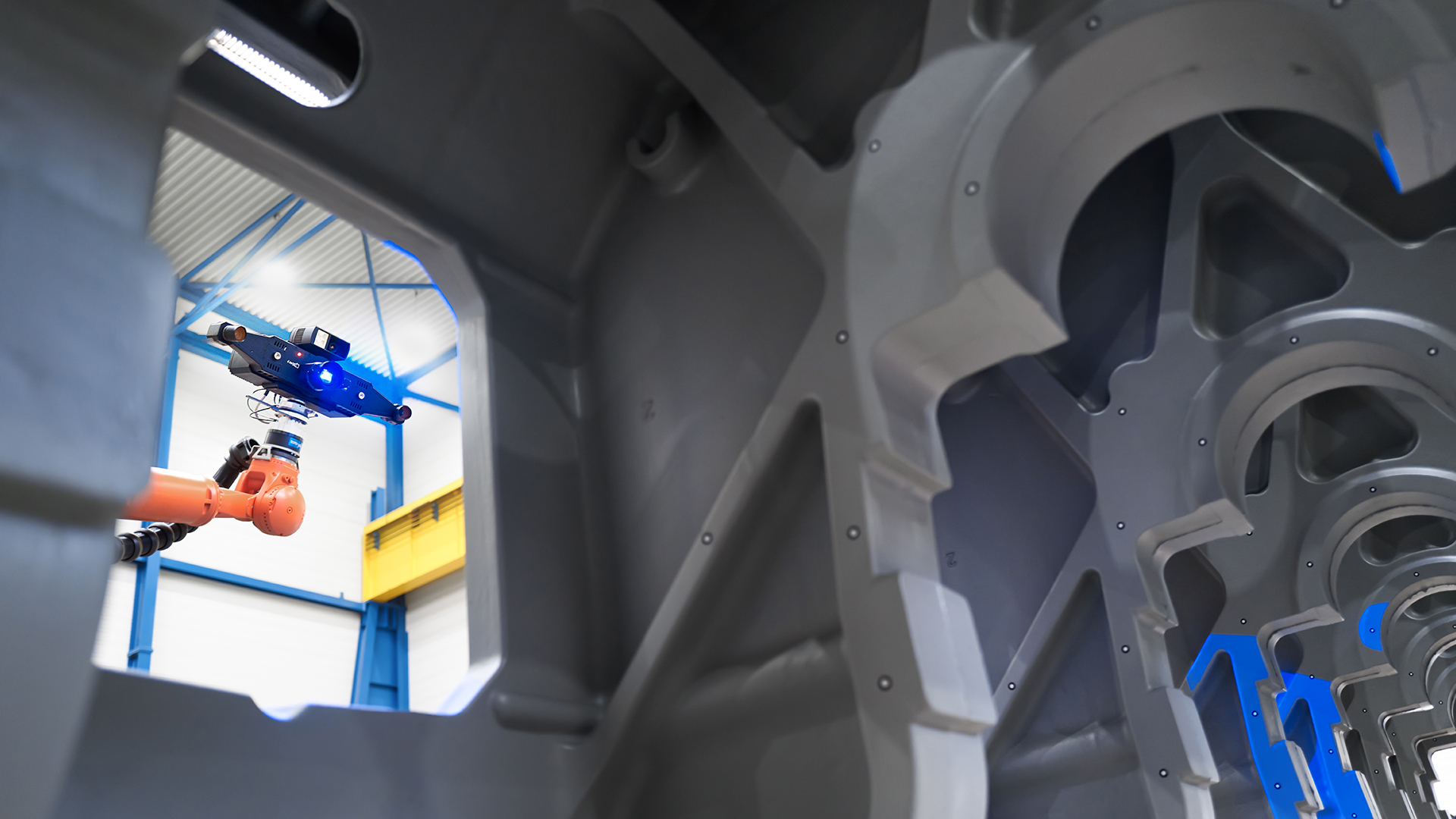ZEISS ATOS LRX captures large parts and generates full-field data.