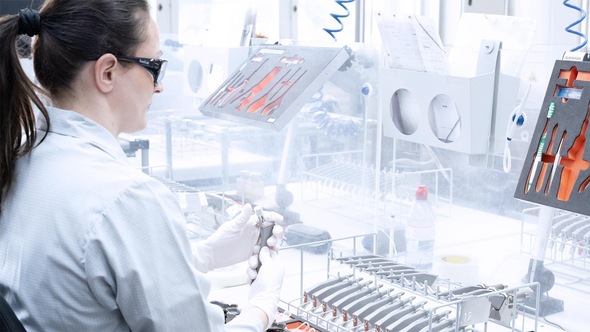 It couldn‘t be simpler: AI-assisted ZEISS Solution inspects implant coatings automatically.