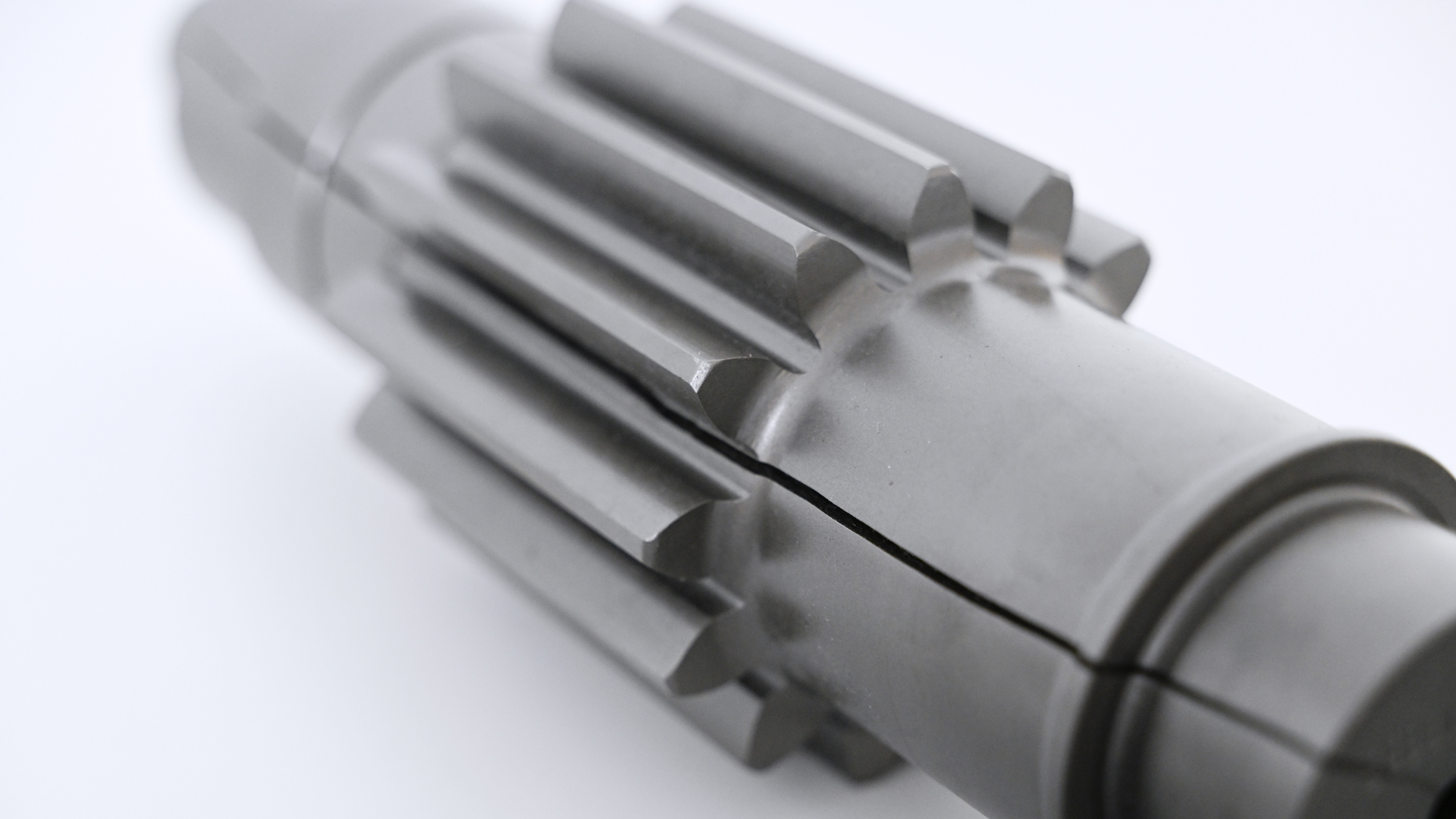 The manufacturer of the pinion shaft requires a root cause analysis of the failure. A fast failure analysis is important so that the manufacturer is not late with delivery.