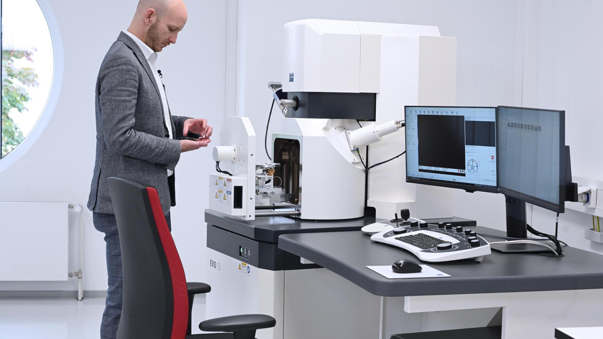 The final step was to identify the materials that make up the contamination. For this purpose, a fragment of the pinion shaft is examined with the ZEISS EVO scanning electron microscope.