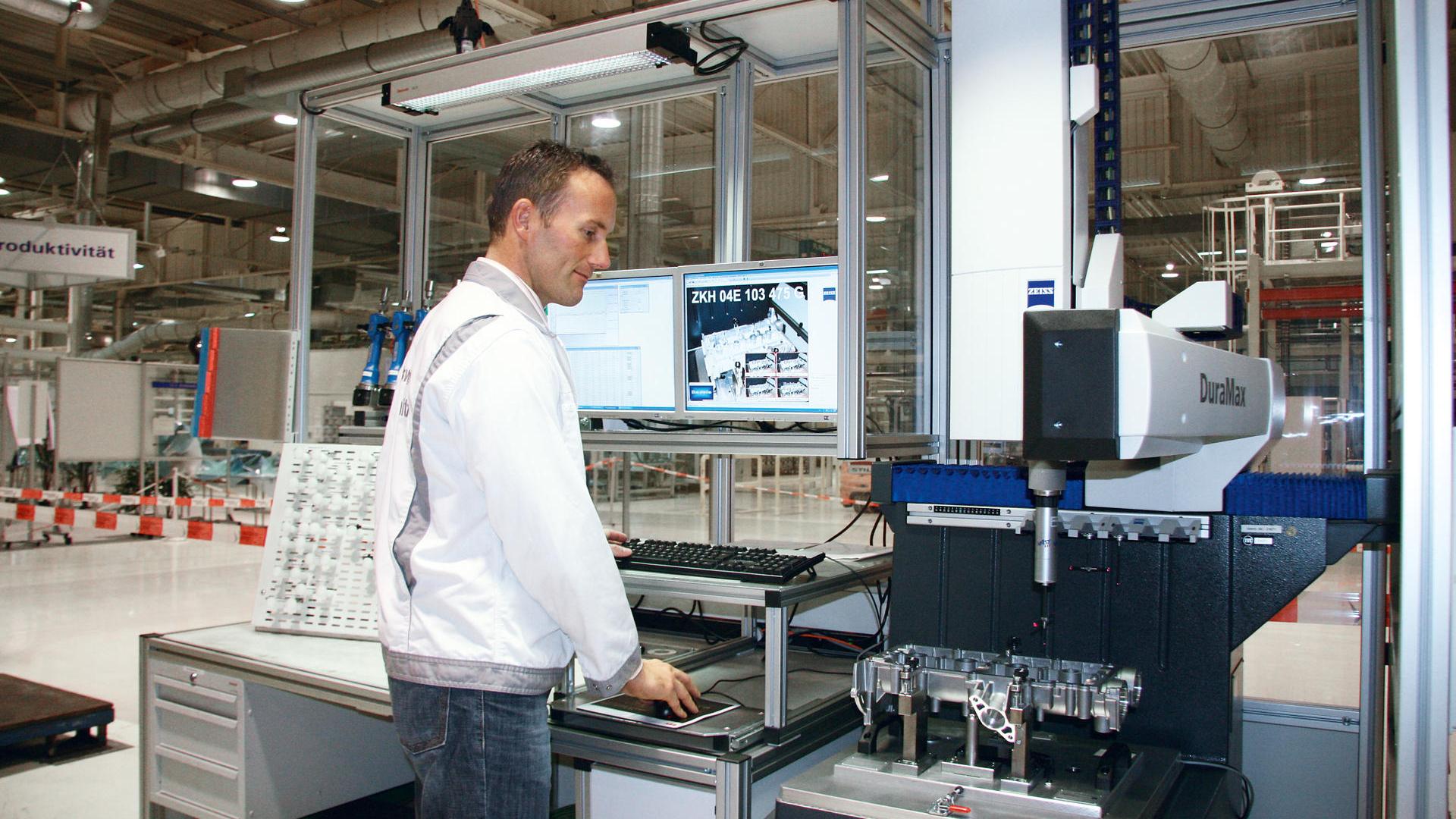 At the Chemnitz engine factory of Volkswagen Sachsen GmbH, flexibly programmable ZEISS DuraMax 3D coordinate measuring machines are used for random sample measurements on the shop floor