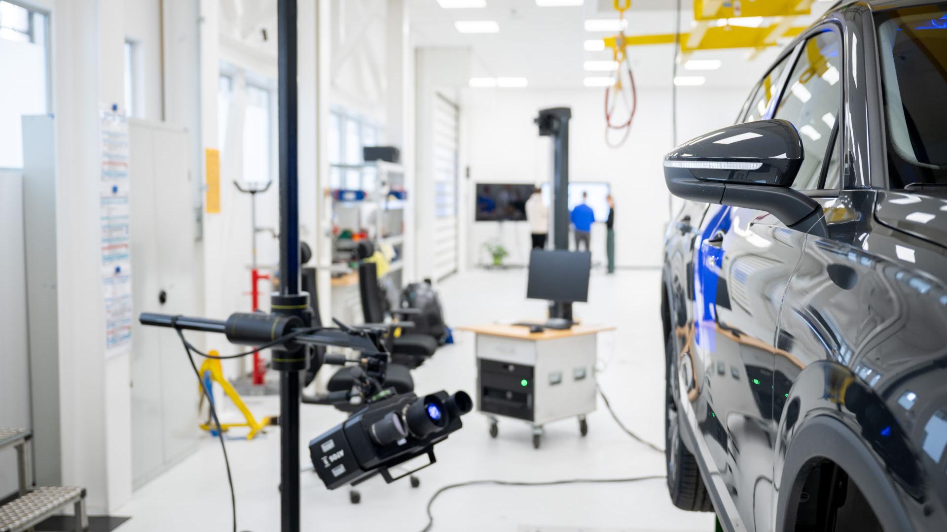 Volkswagen uses a wide range of measurement technologies - here an optical 3D scanner in the measuring room.