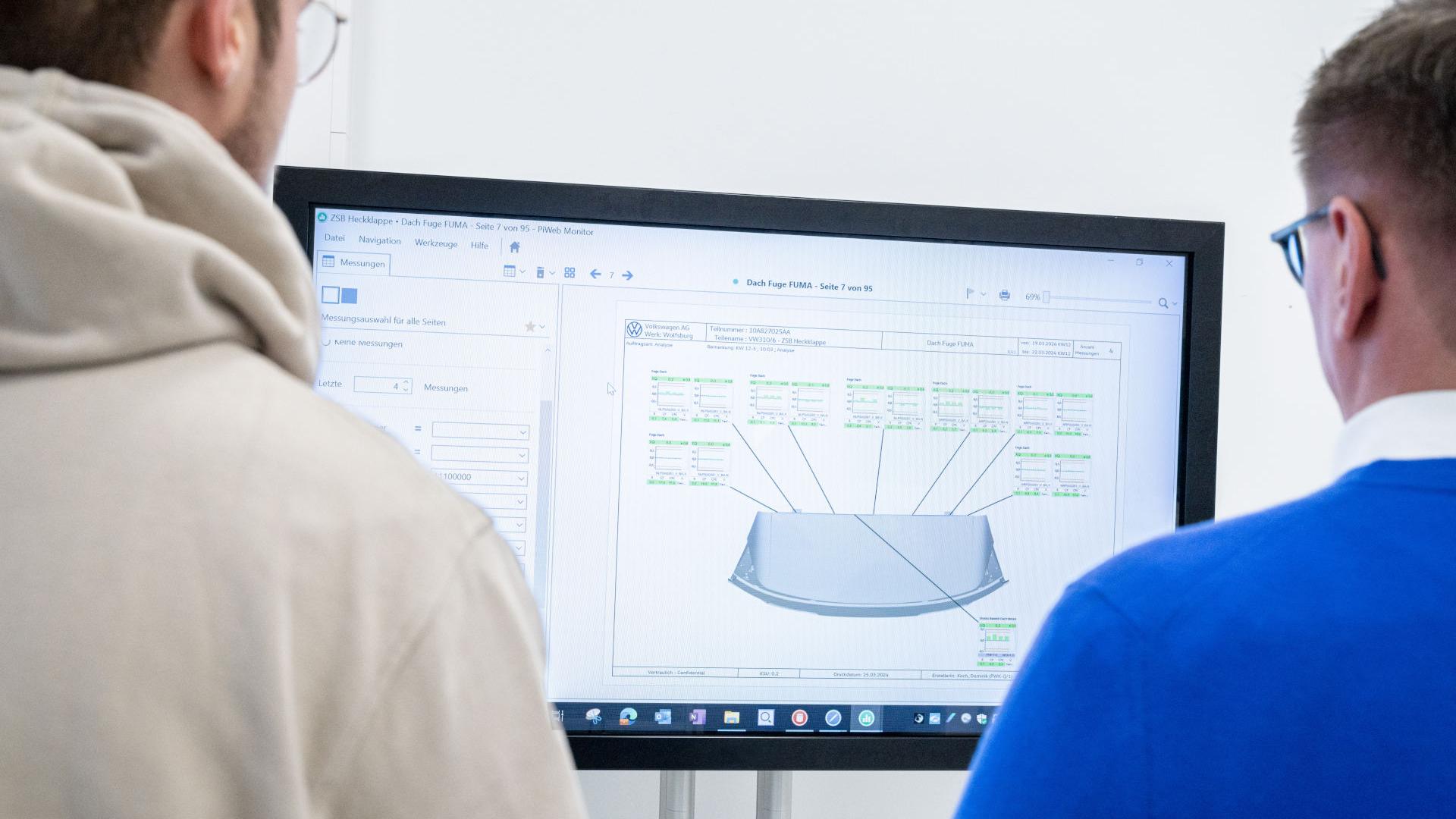 Dr Achim Schwarz and Dominik Koch check the measurement results using the ZEISS PiWeb report.