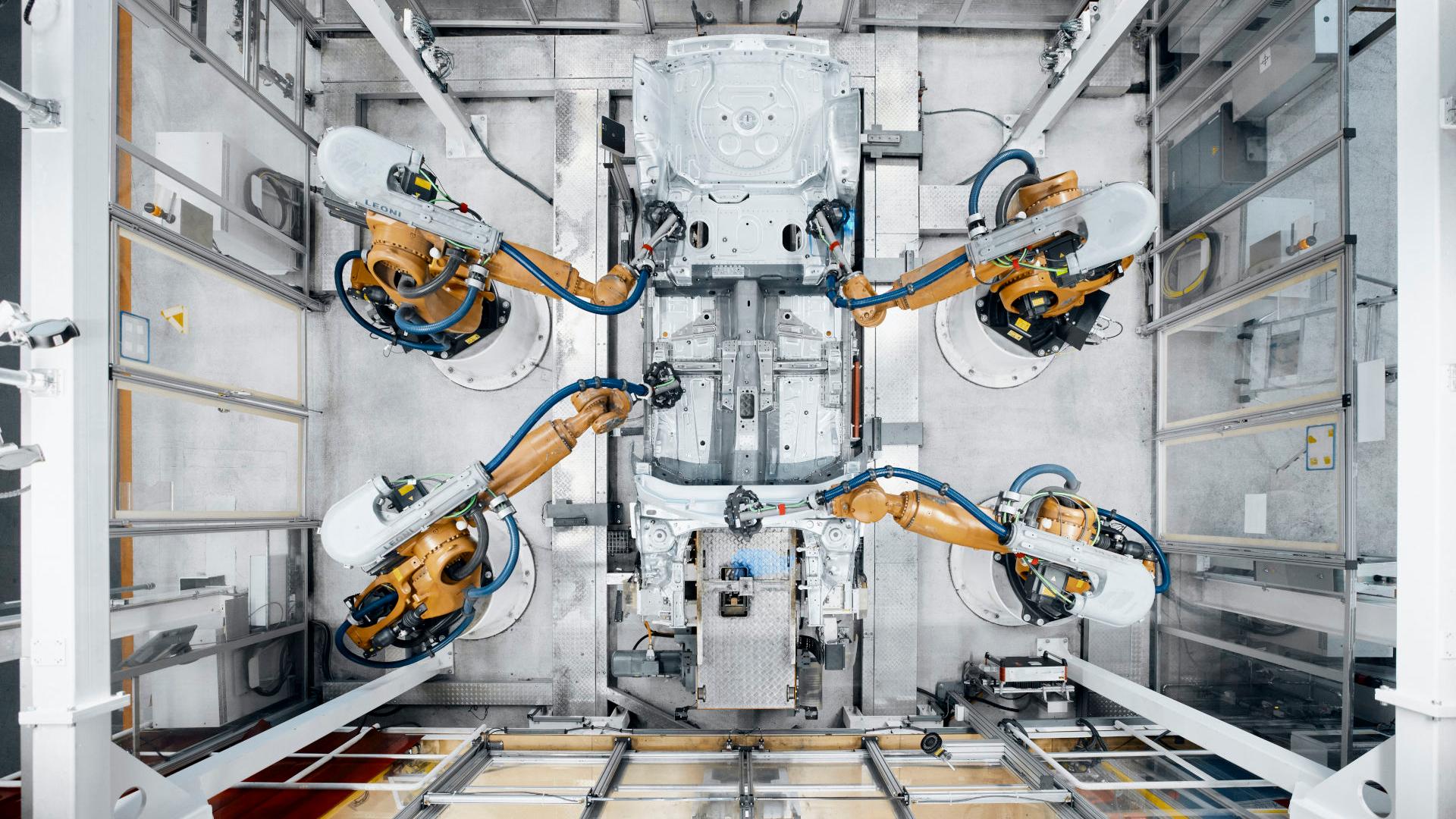 The image shows an inline measuring system: During vehicle production, the sensor scans the car body.