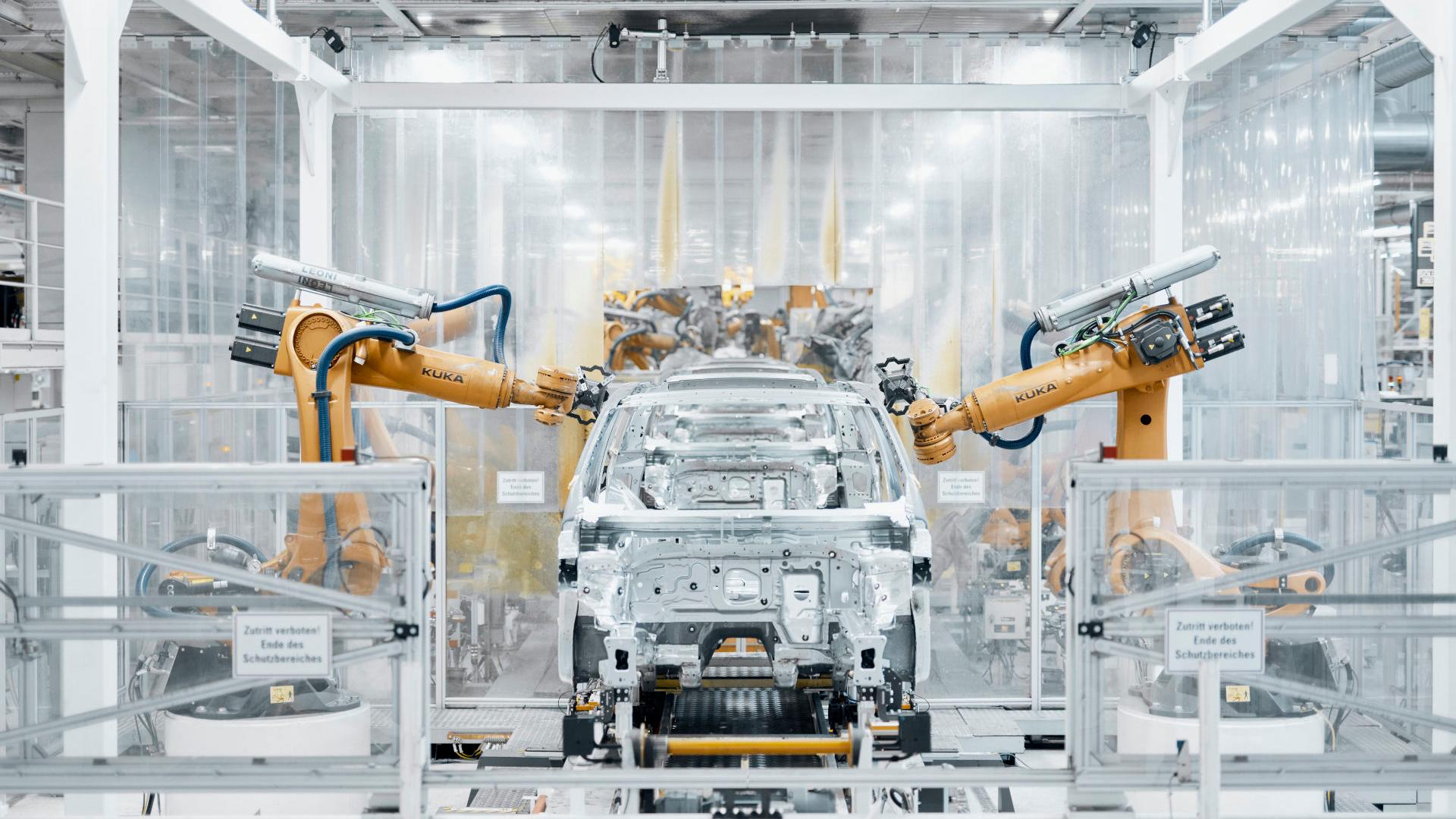 An inline measurement process: The sensors continuously measure material properties in real time without interrupting the production flow.