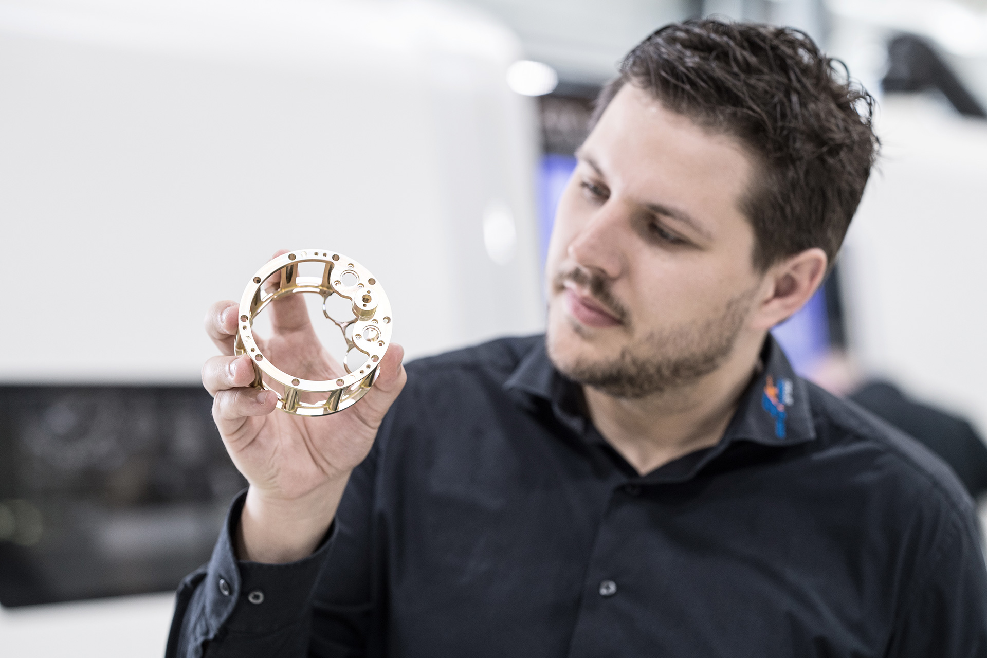 Andreas Löffler assesses the surface of a component that must meet extremely strict specifications for a customer from the aerospace industry.