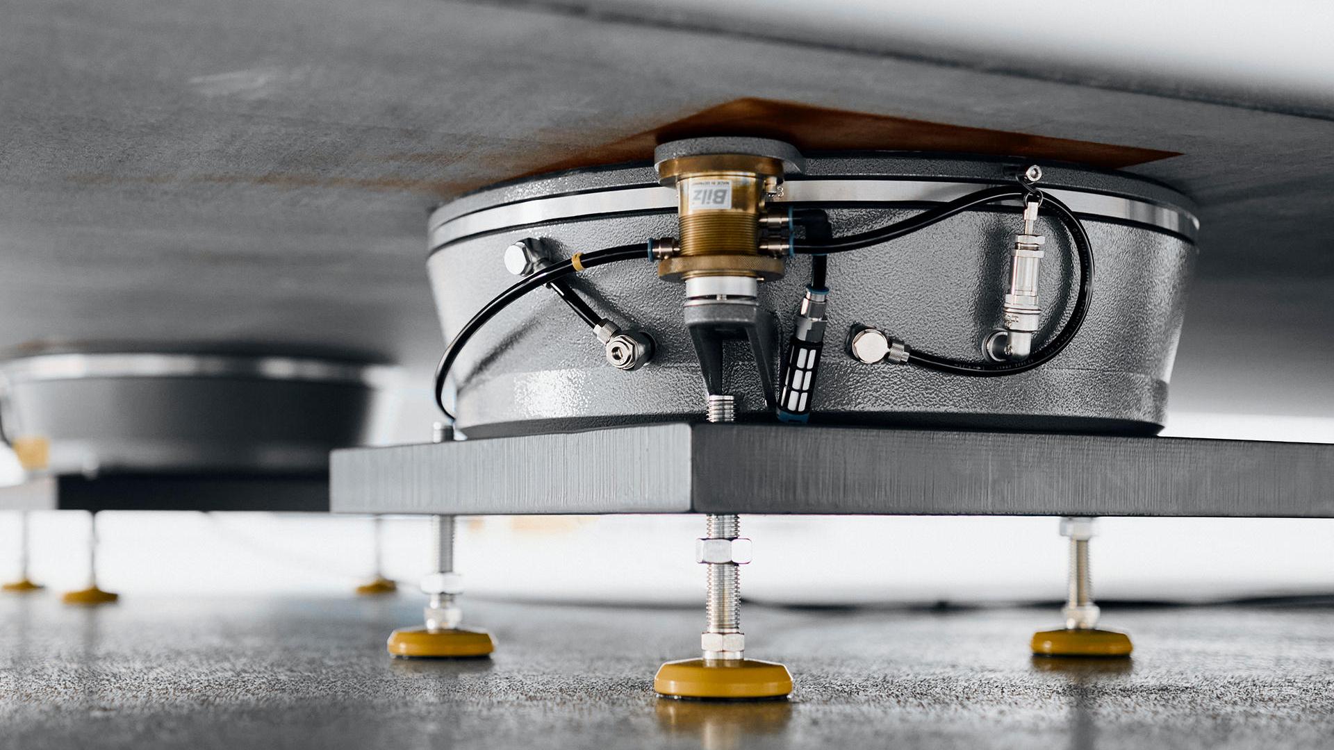 Pneumatic vibration insulation