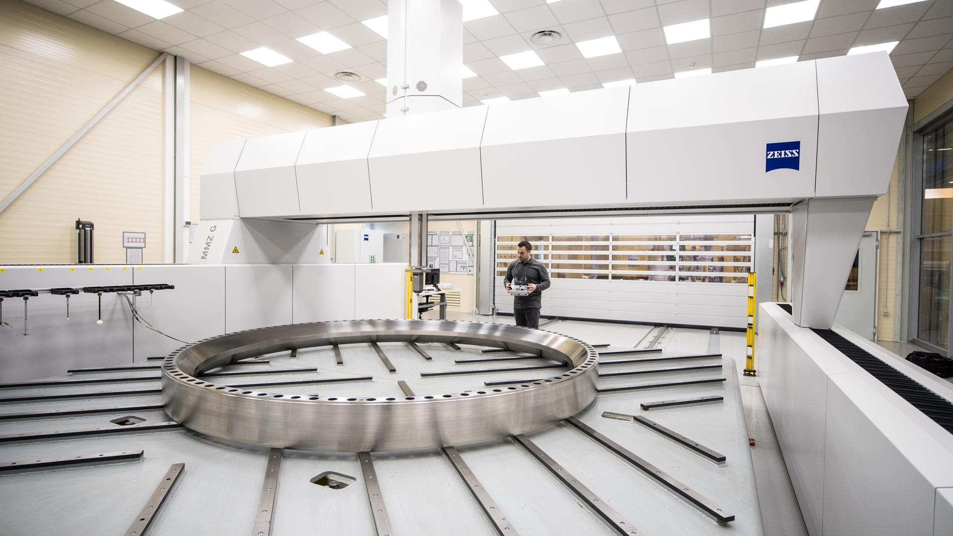 Checking extremely large workpieces
