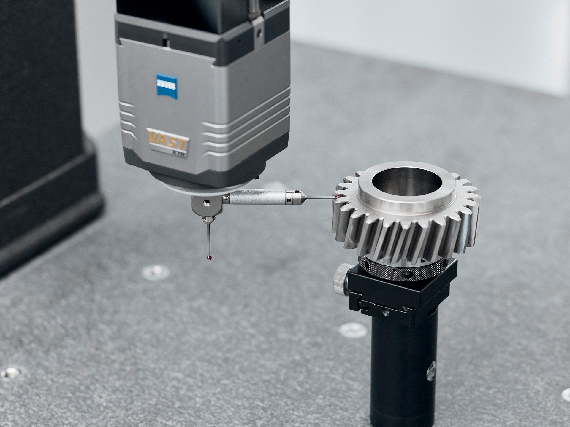 ZEISS VAST XTR gold with swivel joint enables various angular positions.