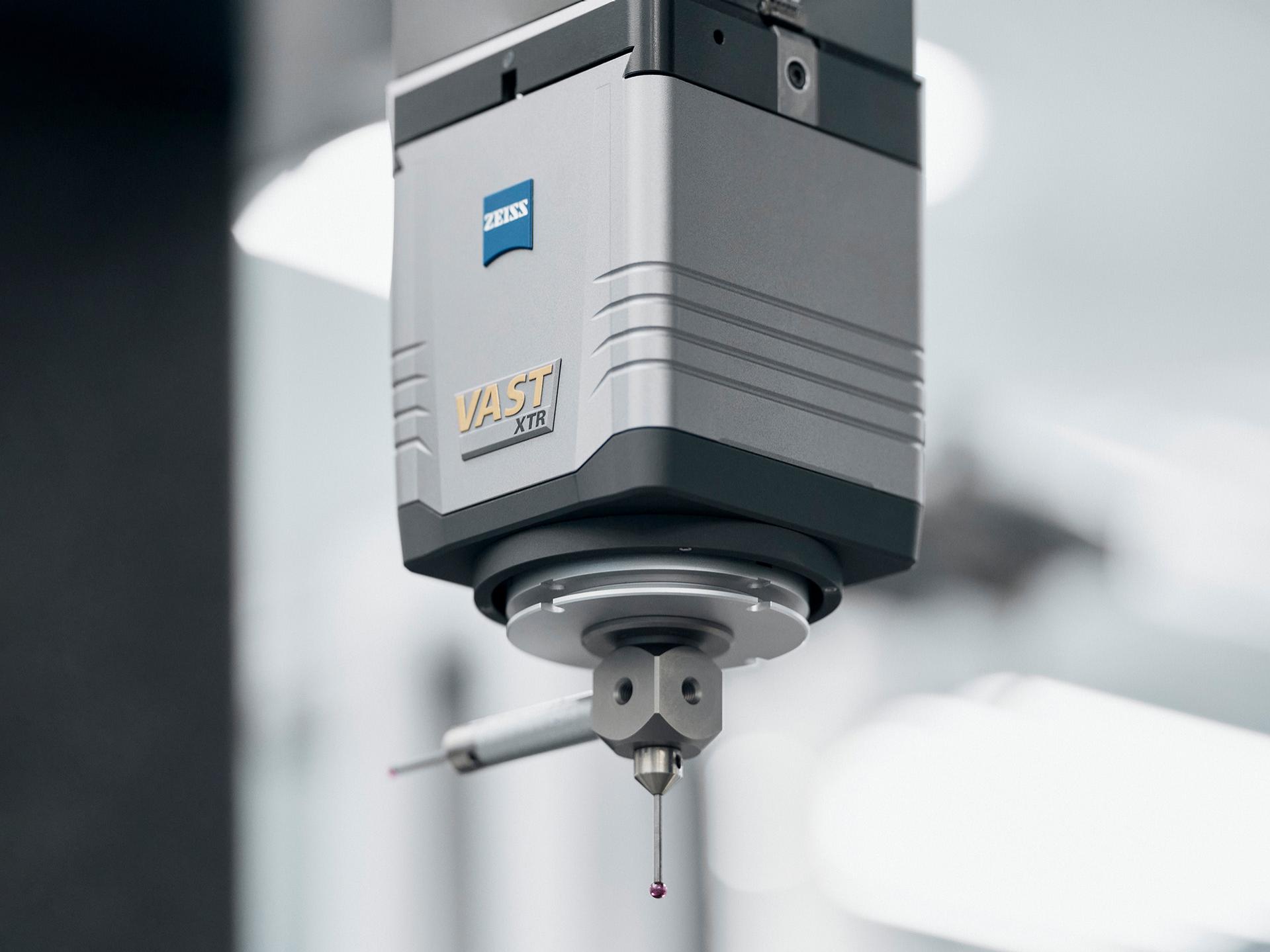 ZEISS VAST XTR gold with swivel joint enables various angular positions.