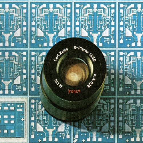An image of a ZEISS S-Planar lens on top of micro-structures. 