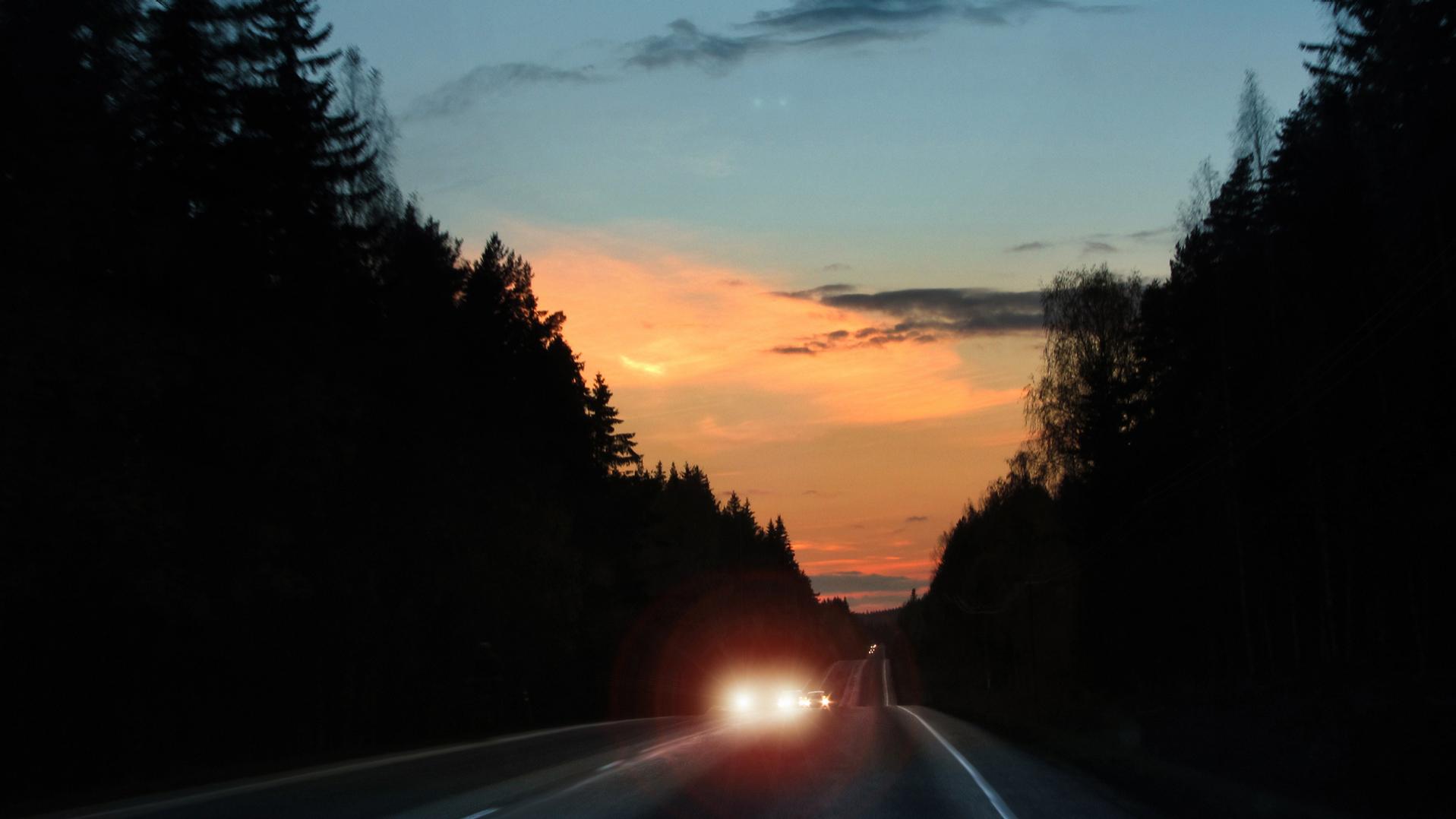 A number of light sources can affect our vision when driving such as bright sunlight, headlights, stray light from the street lamps and reflections on spectacles or the windscreen.